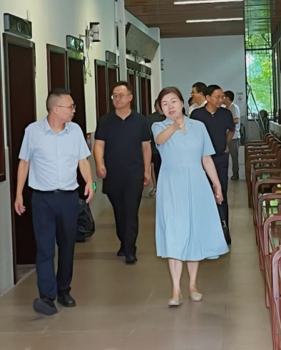 成都中医药大学校长曾芳带队莅临我院调研