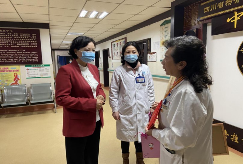 媒体聚焦：四川省妇联“送荣誉到基层”活动—— 为我院张虹教授颁发“省三八红旗手标兵”荣誉证书(图2)