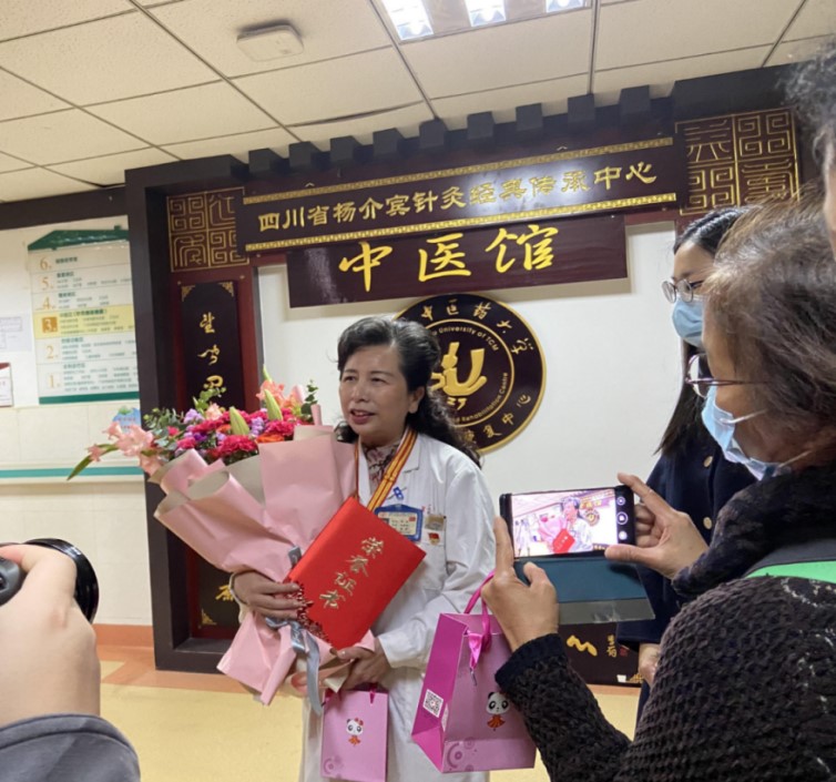 媒体聚焦：四川省妇联“送荣誉到基层”活动—— 为我院张虹教授颁发“省三八红旗手标兵”荣誉证书(图3)
