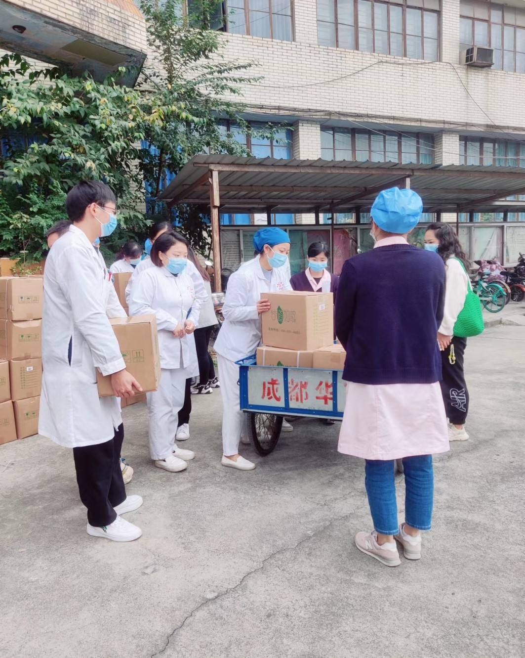 媒体聚焦：情系“疫”线 暖心关怀 省教科文卫工会慰问第三附属医院一线医务人员(图3)