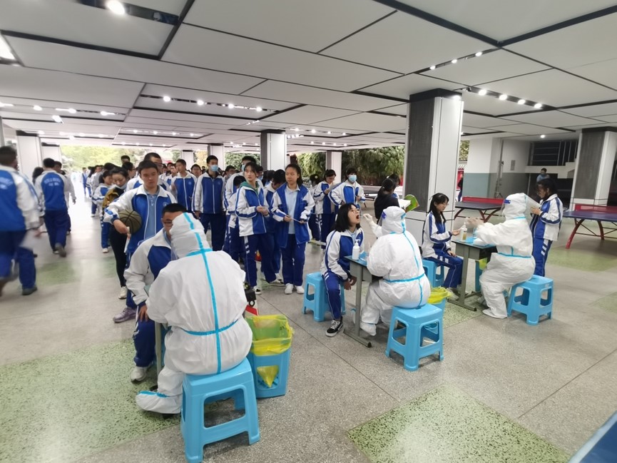 “白衣天使担使命 心系教育战疫情”石室中学向我院送锦旗致谢意(图2)