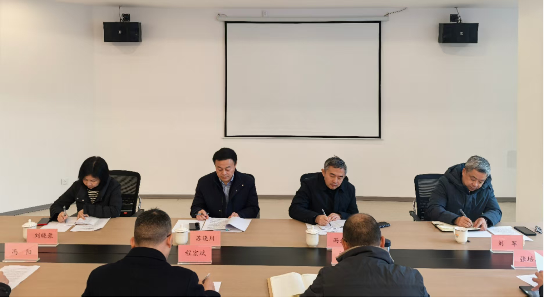 成都中医药大学第二附属医院第三附属医院召开2024年度领导班子民主生活会  (图2)