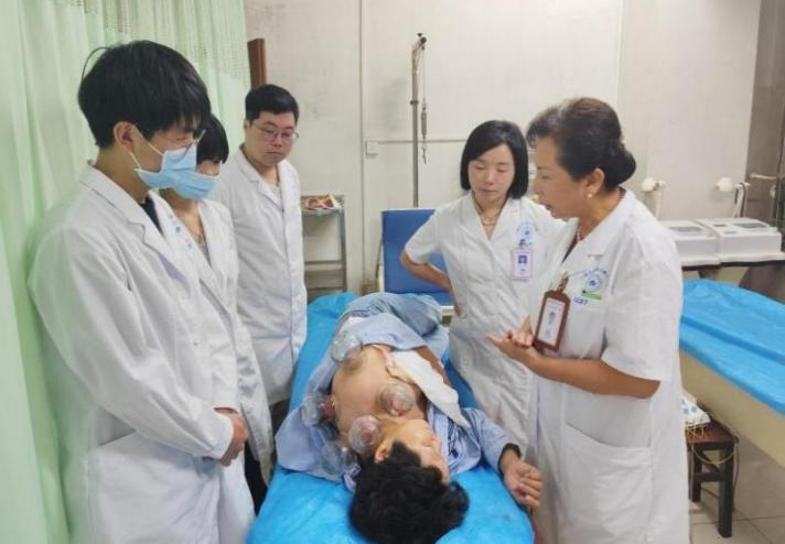 教师节特辑 | 忠诚守护初心，医术解除病痛 —— 党员同志眼中的张虹教授(图2)