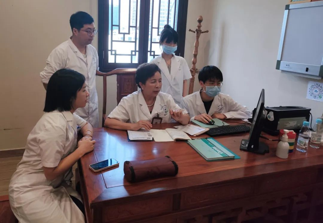 教师节特辑 | 忠诚守护初心，医术解除病痛 —— 党员同志眼中的张虹教授(图3)