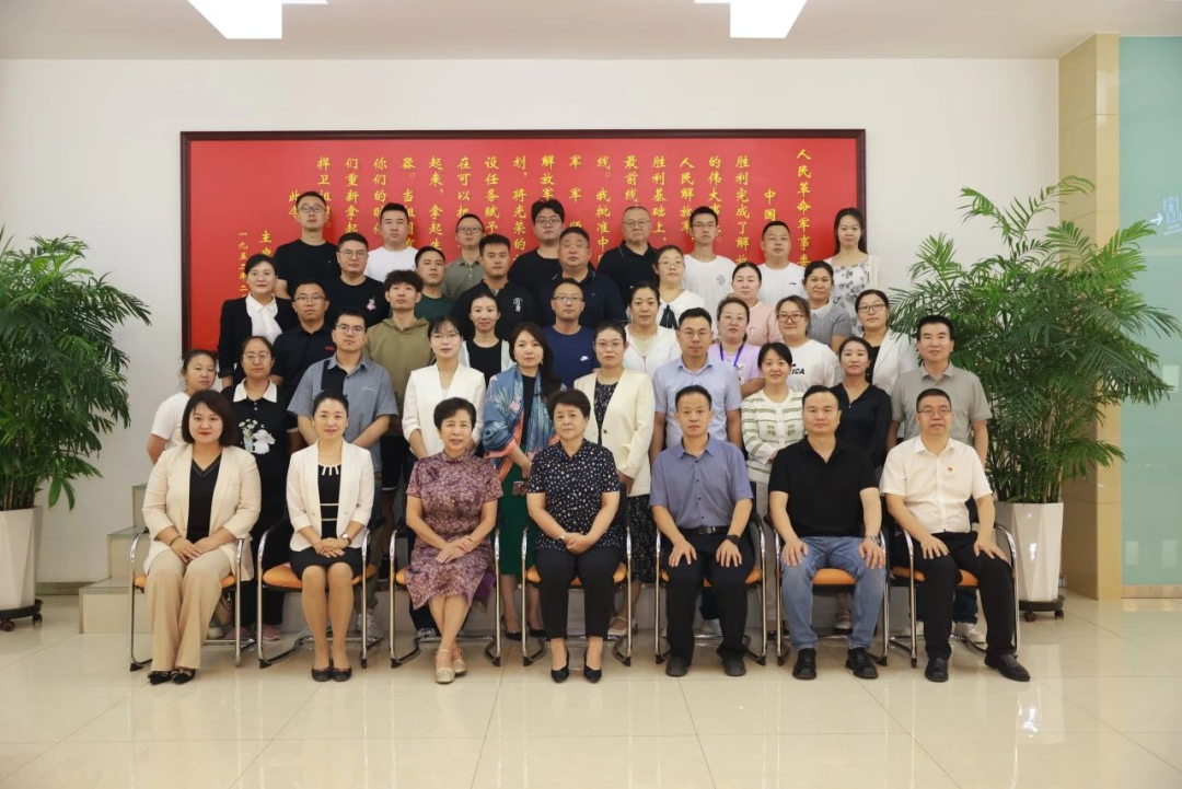 我院张虹教授和李雪梅博士应邀赴新疆传授中医药适宜技术(图2) 我院张虹教授和李雪梅博士应邀赴新疆传授中医药适宜技术(图2)