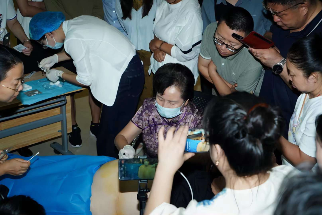 我院张虹教授和李雪梅博士应邀赴新疆传授中医药适宜技术(图6) 我院张虹教授和李雪梅博士应邀赴新疆传授中医药适宜技术(图6)