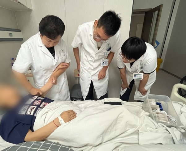 我院张虹教授和李雪梅博士应邀赴新疆传授中医药适宜技术(图7) 我院张虹教授和李雪梅博士应邀赴新疆传授中医药适宜技术(图7)