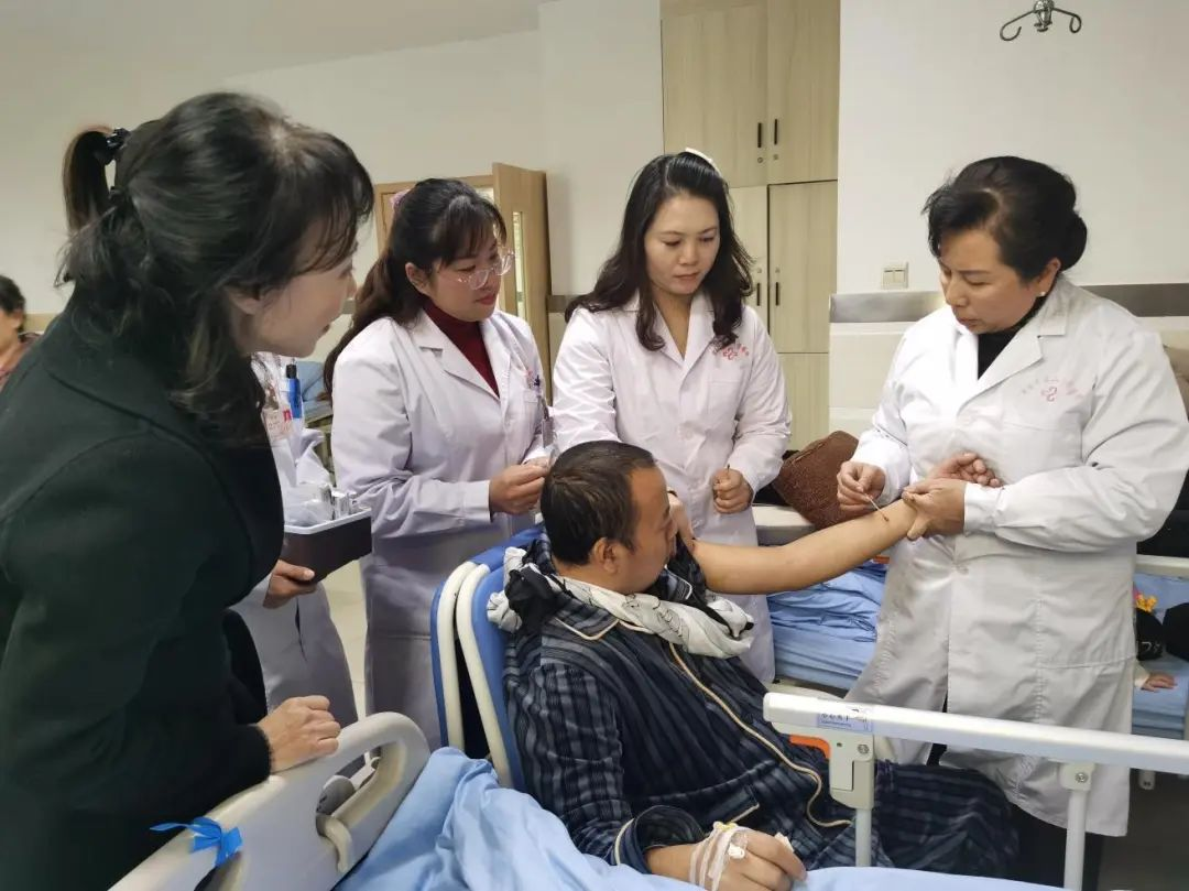 我院名中医张虹教授、彭德忠教授应邀参加中医药适宜技术传承创新发展系列推广活动(宜宾站)(图11) 我院名中医张虹教授、彭德忠教授应邀参加中医药适宜技术传承创新发展系列推广活动(宜宾站)(图11)