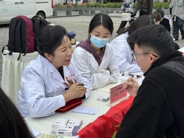 【统战要闻】邻里重和睦,中医献“艾”心 ——成都中医药大学侨台联举办大学城社区冬日义诊活动(图2) 【统战要闻】邻里重和睦,中医献“艾”心 ——成都中医药大学侨台联举办大学城社区冬日义诊活动(图2)