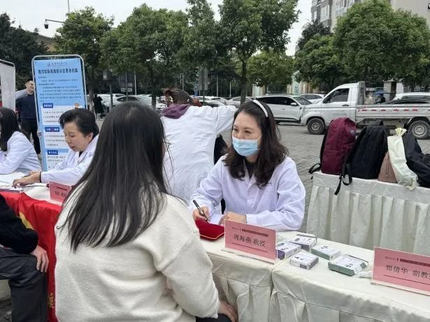 【统战要闻】邻里重和睦,中医献“艾”心 ——成都中医药大学侨台联举办大学城社区冬日义诊活动(图3) 【统战要闻】邻里重和睦,中医献“艾”心 ——成都中医药大学侨台联举办大学城社区冬日义诊活动(图3)