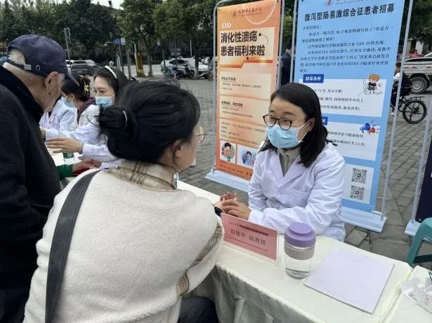 【统战要闻】邻里重和睦,中医献“艾”心 ——成都中医药大学侨台联举办大学城社区冬日义诊活动(图4) 【统战要闻】邻里重和睦,中医献“艾”心 ——成都中医药大学侨台联举办大学城社区冬日义诊活动(图4)