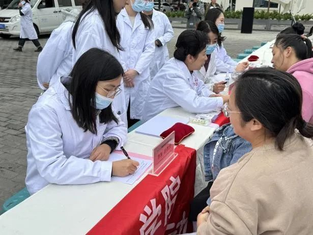 【统战要闻】邻里重和睦,中医献“艾”心 ——成都中医药大学侨台联举办大学城社区冬日义诊活动(图5) 【统战要闻】邻里重和睦,中医献“艾”心 ——成都中医药大学侨台联举办大学城社区冬日义诊活动(图5)