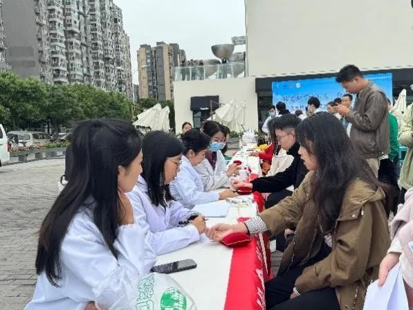 【统战要闻】邻里重和睦,中医献“艾”心 ——成都中医药大学侨台联举办大学城社区冬日义诊活动(图6) 【统战要闻】邻里重和睦,中医献“艾”心 ——成都中医药大学侨台联举办大学城社区冬日义诊活动(图6)