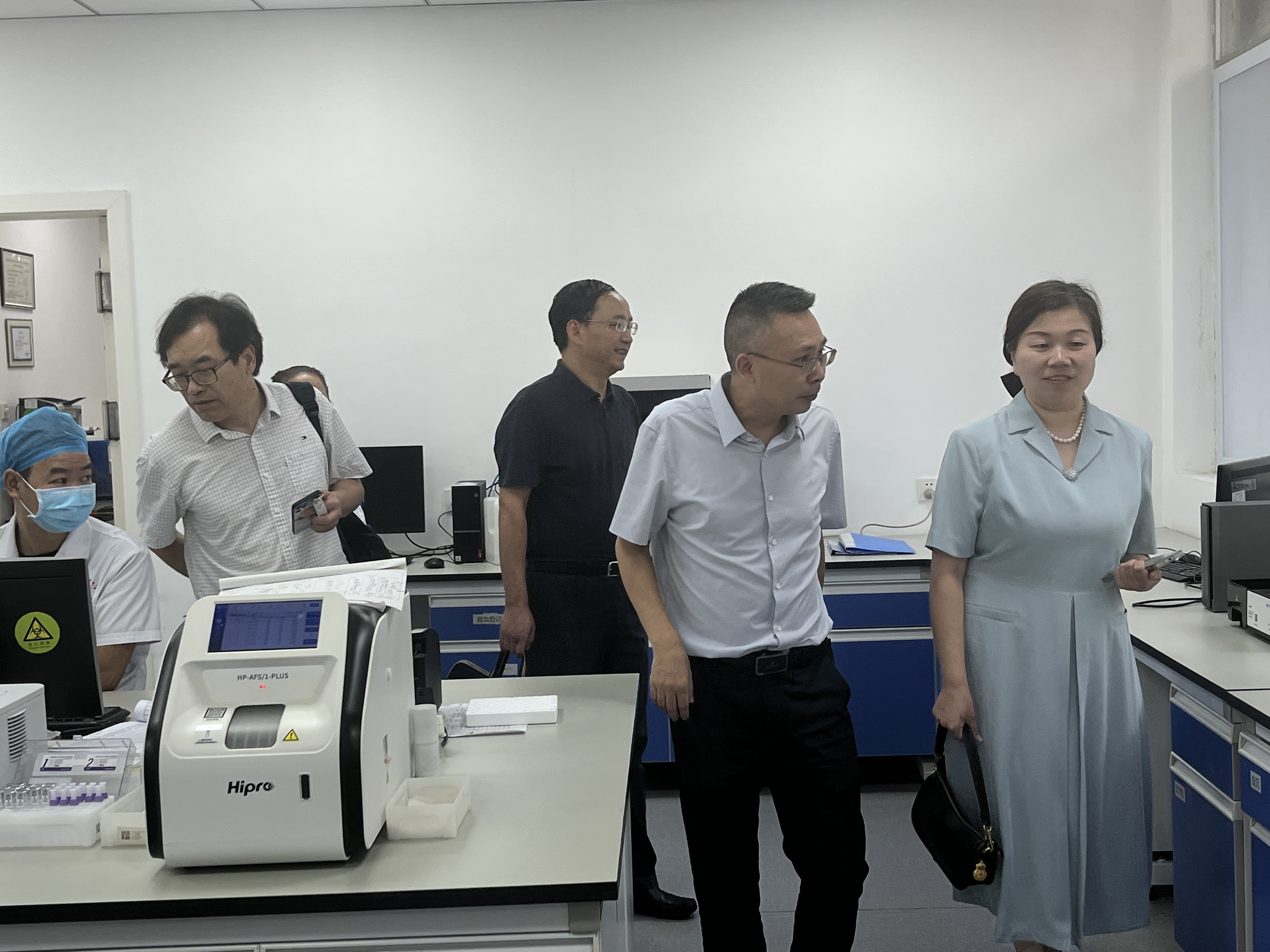 成都中医药大学校长曾芳带队莅临我院调研(图2)