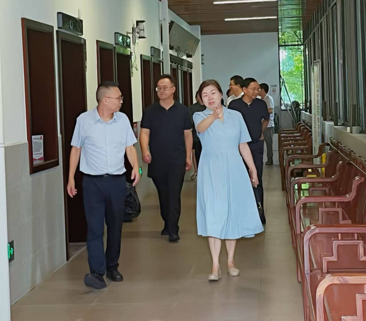 成都中医药大学校长曾芳带队莅临我院调研(图1)